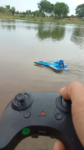 F-22 เล่นในน้ำก็ใด้ #เด็กๆสนุกมากๆ#เครื่องบินบังคับrc #birdsp#hobby#rc#ขอบคุณที่ติดตามน๊า #ความสุข #เทรนด์วันนี้ 