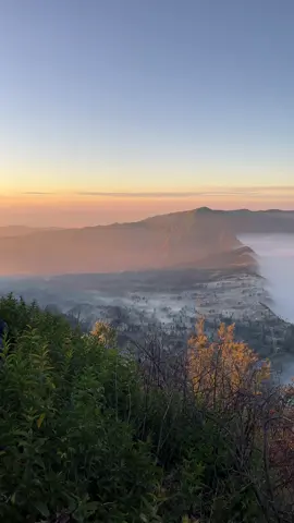 Perjuangannya kesini sampe ga bisa napas karena sesak tapi ada yang bilang”kalo gak kuat jangan di paksa , pelan pelan aja pasti dapet sunrise kok”  #gunungbromo 