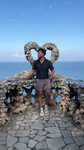 Save dulu kalo mau liburan ke Bali. Rekomendasi resto di atas tebing dengan view laut di Bali nih,  Lokasi : Malini Uluwatu  . . . #malini #rekomendasirestobali #restourantbali #kulinerbali #fyp 