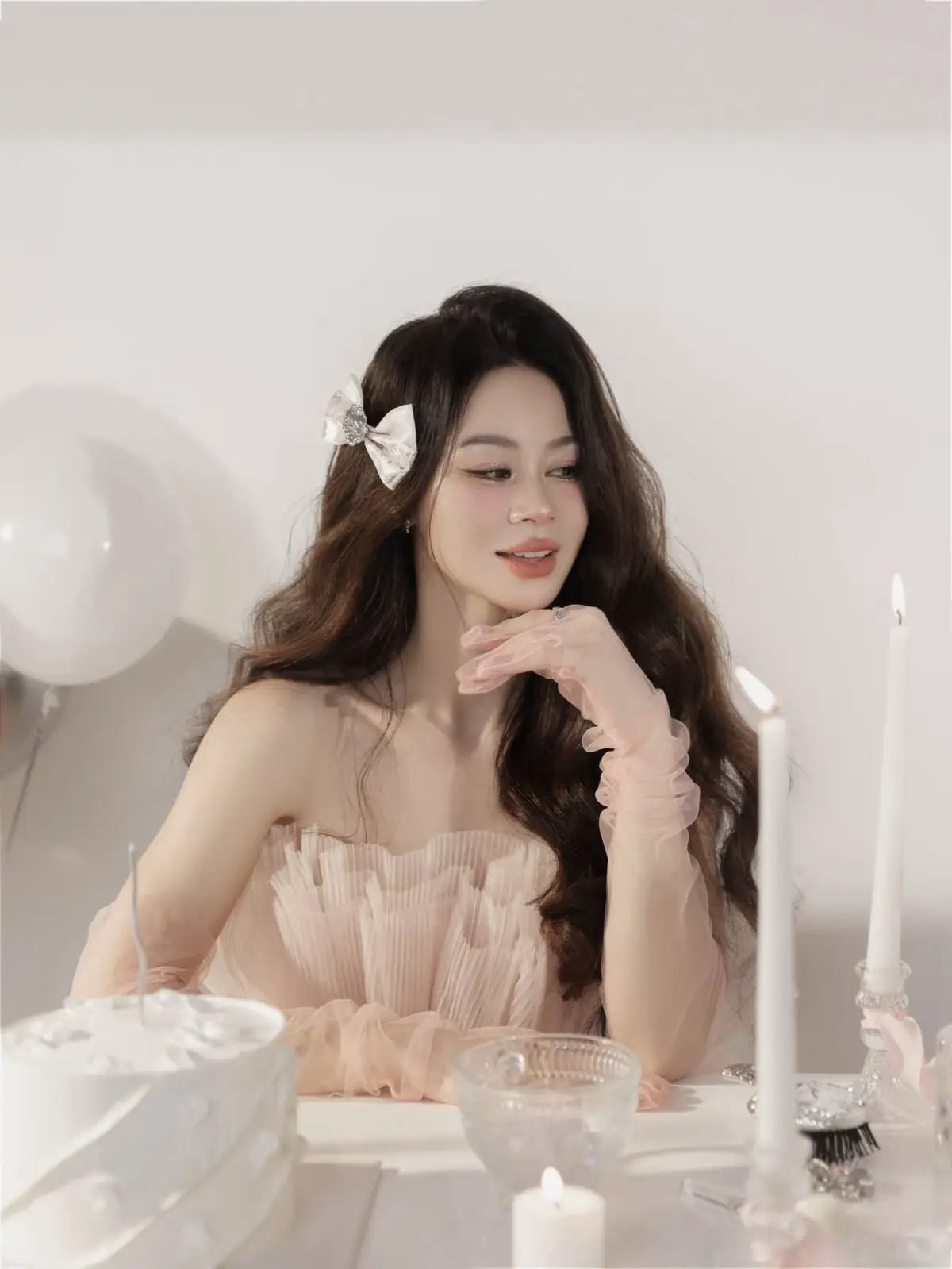 [CÂU CHUYỆN NGÀY SINH NHẬT] 🎂  28-6 thiệt ra hông phải ngày Jess sinh ra. Hồi đó tới tận 6 tuổi ba mới đi làm giấy khai sinh vì lúc đó là chị em họ bằng tuổi đi học hết rồi nên Jess ức quá đòi được đi học. Thế là ba đi làm giấy tờ cho đi học với người ta nên ba chọn đại ngày luôn chứ ba không nhớ😅. Còn mẹ thì nói chắc là sinh ra mùa Xuân chứ mẹ không nhớ lắm 🤣 Đấy nên thành ra giấy khai sinh là 28-6 luôn nè, mà mọi người có tin và thần số học không? Những con số và cái tên là những tần số rung động sẽ ảnh hưởng ít nhiều lên cuộc đời của chúng ta rất nhiều. Nghĩa là từ lúc sinh ra với cái tên được chọn ngày tháng giờ giấc sinh ra sẽ liên quan đến số mệnh của cuộc đời. Tuy nhiên chúng ta ai cũng có thể thay đổi số phận của chính mình bằng cách sống có ý nghĩa, học tập, trải nghiệm, nỗ lực cố gắng phấn đấu thì sẽ tạo được những rung động khác và thay đổi được cuộc đời tốt hơn. ( Jess đọc được trong cuốn 