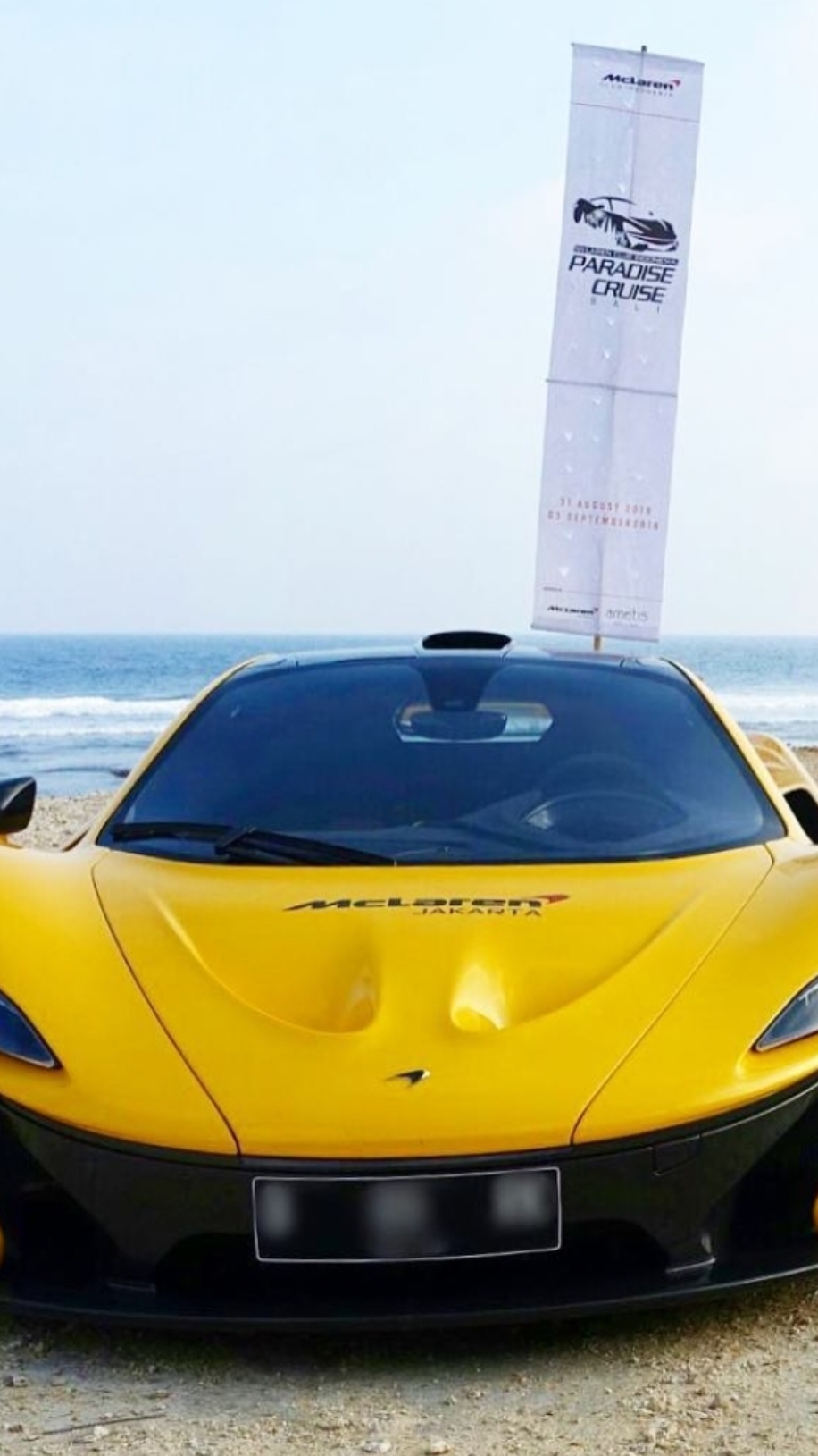 waktu itu di pulau bali, beberapa tahun yang lalu. source: di video #p1 #mclarenp1  #mclarenp1indonesia #mclarenjakarta #mclarenindonesia #mclarenindonesia #exoticcar  #indonesia #bali 