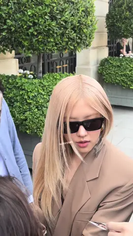 Rosé signing fans yesterday 🤍 #rose #rosé #roses_are_rosie #blackpink #blackpinkrose #parkchaeyoung #roseannepark #ysl #yvessaintlaurent #pfw #parisfashionweek 