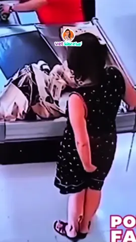 Você já parou pra pensar que você faz isso com o cocô do seu cachorro? Lembre sempre de catar o cocô do seu pet! Não passe vergonha! Você pode pegar qualquer saquinho para catar, mas existem os catacaca bem bonitinhos. Não tem desculpa! #supermercado #cocô #mulhercagandonosupermercado #cachorro 
