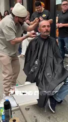 @Yandel sorprendió en La Gran Vía de Madrid cortando el cabello de uno de sus fans en plena calle durante su visita a España. #yandel #peluquero #humildad #españa #tendencia #famosos #celebridades #parati #fyp #artistas #chismeshoy #chismescolombia