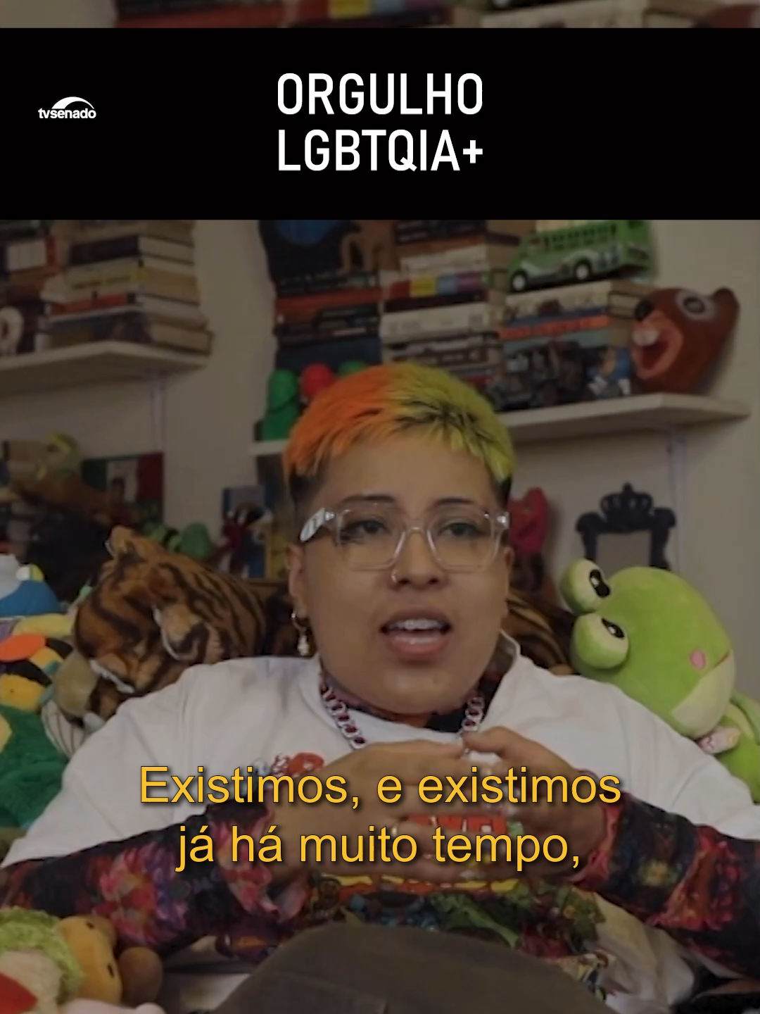 #OrgulhoLGBTQIA+: O Dia Internacional do Orgulho LGBTQIA+ é celebrado em 28 de junho. A data é uma referência às manifestações de ativistas em 1969, em frente ao bar Stonewall Inn, em Nova York. O episódio se tornou importante para a comunidade e ficou conhecido como o Dia da Libertação da Rua Christopher. Para marcar esta data, a TV Senado exibe o documentário Soletrando Orgulho, às 22 horas desta sexta-feira. A produção traz a história de nove pessoas, cada uma pertencente a uma das comunidades que formam o acrônimo LGBTIQA+. Elas compartilham como reconheceram sua identidade e relatam a luta em busca de direitos. 🎥Na tela da #TVSenado tem documentário! Assista! #LGBT #TVSenado #SoletrandoOrgulho #OrgulhoLGBT #documentário #Senadoc