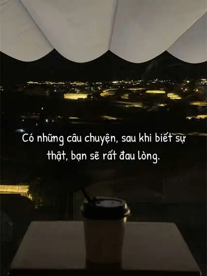 Có những câu chuyện, sau khi biết sự thật, bạn sẽ rất đau lòng. Có một cô gái, khiến tôi thật sự thấy đau lòng. Cô ấy khổ sở một mình nơi thành phố lớn ồn ào náo nhiệt, lúc nào cũng tỏ ra mình rất ổn, thế nhưng có ổn hay không, cứ nhìn vào đôi mắt mệt mỏi của cô ấy bạn sẽ biết. Cô ấy thường xuyên cười, họ đã nghĩ cô là một người rất “trâu bò”! Thế nhưng vào lúc không ai để ý, ở nơi không ai nhìn thấy, cô ấy đã khóc rất thê thảm... Sáng hôm nay cô ấy đi làm với vẻ mặt tươi tỉnh, không ai biết rằng đêm qua cô ấy vừa sốt một trận rất khổ sở. Cô ấy lúc nào cũng sợ phiền người khác, sợ phải mắc nợ họ. Bạn biết tại sao không? Vì cô ấy không đủ yêu bản thân, cho nên lúc nào cũng nghĩ rằng mình không đáng giá, không có năng lực, không trả nổi món nợ ân tình của bạn. Cô ấy hiểu chuyện, thế nhưng bạn biết đó! “Những đứa trẻ ngoan, thường sẽ không có kẹo để ăn”. Nếu bạn gặp được cô ấy, xin hãy trân trọng cô ấy thật tốt. Cô ấy tỏ ra xa lánh như vậy, nhưng thật ra rất cần bạn!  Có một chàng trai, khiến tôi thật sự thấy nặng lòng. Anh ấy ngoài việc kiếm tiền ra, còn phải bồi đắp ước mơ đang dang dở. Anh ấy mỗi ngày chỉ ngủ vài tiếng, mỗi một giây một phút đều trân trọng. Người khác hào phóng mời bạn bè đi ăn uống số tiền vài triệu, anh ấy chắc chiu lắm cũng chỉ có thể mời mỗi người một ly cà phê, còn trên tay mình cầm cốc trà đá – miễn phí. Không phải anh ấy keo kiệt, bởi rõ ràng anh ấy hào phóng với người khác hơn cả chính mình. Đồng nghiệp mang giày da, đeo đồng hồ hiệu, anh ấy luân phiên hai chiếc áo sơ mi bạc màu đã mua từ mấy năm về trước. Người khác ở phía sau lưng bảo rằng anh ấy là đồ nghèo kiết xác! Thế nhưng họ không biết, phía sau đó là cả một câu chuyện.  Nếu bạn gặp được anh ấy, xin đừng bao giờ từ bỏ. Anh ấy nhất định sẽ vì bạn mà nỗ lực rất nhiều, sẽ vì bạn mà trở nên tốt hơn, xin bạn hãy kiên nhẫn. Anh ấy mạnh mẽ thế nhưng cũng sẽ ngã, hãy trở thành chỗ dựa cho anh ấy nhé! Bạn sẽ là bờ vai mềm mại nhất, êm ái nhất mà anh ấy từng được tựa vào. Lại có một vài người khiến tôi đặc biệt muốn ôm lấy! Họ ở đâu đó, đọc được những dòng chữ, nghe được những câu hát nói lên tâm sự của lòng mình, thế nhưng ngoài việc nhẹ nhàng lướt qua họ cũng chẳng làm được gì khác. Bởi họ nghĩ có nói cũng chẳng ai hiểu, có hiểu cũng chẳng giúp được gì, mọi việc vẫn luôn như thế không hề thay đổi. Và cứ thế, họ tự gồng mình chịu đựng, lâu dần họ chẳng còn biết... Rốt cuộc là mình đang vui vẻ hay là đang buồn phiền nữa... #stt #tamtrang #buon #radio #sad #gã #goccuaga 