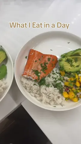 summer food >> #whatieatinaday #healthyrecipes #healthyeating #healthylifestyle #summerrecipes #summerfood #summermeals #cookwithme #cooking #summercooking @Seed @Chobani @Hi Seltzer @Austin Sea Moss Co. @lemme @Siete Foods @Whole Foods Market 