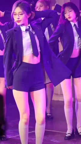 pls jauhkan wy dari namanya kacamata. ngeliat pake jas sama dasi aja udah mau pingsan, ini ditambah pake kacamata lagi bisa²  #wangyi #王奕 #snh48 #fyp #4u