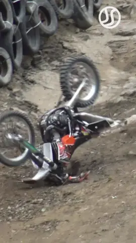 It's #failfriday 🧟‍♂️ • #Dirtbikefails #impossibleclimb #hillclimb #dirtbike #motocross #hardenduro #extremeoffroad #enduro #crash #fail #monteeimpossible #andler #arette 