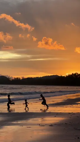 Seeing those kids play in the sea was so wholseome 🥹 #aonangbeach #aonang #krabithailand #krabisunset #thailandfyp 