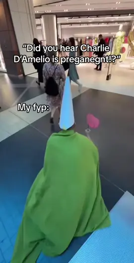 #fy #charlidamelio #wizard #knightsatbattle #battle #hat #funny #cashier #handm #mall #store @CRAWLY 