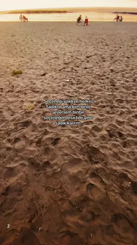 Nerde o eski aşklar derler ya Gerçekten nerde kaldı o eski aşklar Hepsi birer birer yok oldular Sevginin aşkın mahsumiyeti Eskilerin delice çırpınışları Bu günlerde hepsi yok olmuşlar..Eskilerde hem sevdiğini görebilmek için Yolunu gözlersin can atarsın Sevdiğini gördüğünde ise Göz göze gelmekten bile korkarsın..Oysa şimdi öylemi ya O sıcacık sevgilerin yerini Yalan –dolan aşklar almış Mahsumiyetin yerini Futursuzca pervasızlık almış..Eskiler elele tutuşmaktan bile çekinirken, Bugün ortalıkta sevişenler yer almış, Aşkı,sevdayı gizlice dillendirmeden Eskilerdeki gibi yaşamak varken Hayasızlık almış başını yürümüş, Ar,namus,edep kalmamış bu günlerde..Eskilerde gözgöze geldiğinde, Bakışmaktan bile utanırken sevdalılar, Anlatmaktan çekinen diller, Sevmekten korkan kalpler Hepsi birer birer yok olmuşlar, Değil gözgöze gelmekten çekinmek Bugün bakışlarından rahatsızlık verenler çoğalmış..Aşık olmak bile güzeldi eskiden Bugün çıkar dünyası ortalığı sarmış, Samanlık seyran olur lafı Gerçekten çok eskilerde kalmış Maddiyat, para, çıkar dünyası, Samanlığın seyranlığını almış götürmüş..Ben şimdi eski aşkların güzelliğini mi arayayım Yoksa bu günün ar, namus, hayasızlığına mı yanayım.. Gençliğin yaşadıklarını gördükçe, Yaşananlardan utanmaktayım.. Benim ecdadımın sahip olduğu, Gençlik buysa ne yazık ki üzülmekteyim..Aşkı sevdayı eskilerdeki gibi Masumca yaşayacak gençler aramaktayım.. Sevdiğini görünce utanıp başını yere eğecek, Gözlerini kaldırıp gözlerine bakamayacak, Konuşurken sesi titreyecek Utancından kızaracak gençler aramaktayım..Eli eline değdiğinde içi ürperecek Bir gören olursa ne der diyebilecek, Sevgiyide,aşkıda bakışlarında Karşıdan karşıya yaşayacak gençler Şimdi nerdeler,nerde o eski aşklar…Oysa bugün gençler Hergün beraber olmak,çıkmak, Sürekli cep telefonuyla konuşmak, Öylesine birbirlerine doyuyorlar ki Yaşayacak doyacak bir şey kalmıyor.. Sevdanın gizemine yer bırakmıyor, Doyumsuzluk almış başını gidiyor, İşte bu yüzden evlilikler 3-5 ay sonra bitiyor,Şimdi demezmiyim ben işte Nerde o eski aşklar, sevdalar.. (gülgün solmaz)