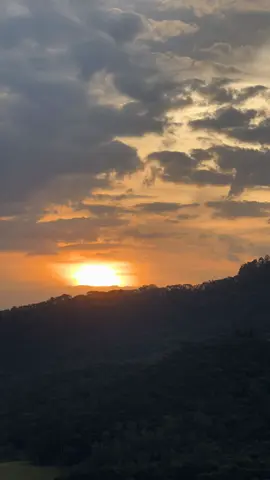 - 🌅 Capturando o efêmero! Confira este timelapse do pôr do sol, onde o céu se transforma rapidamente com o dançar das nuvens. É um lembrete de como momentos breves podem ser intensamente belos. #pordosol #timelapse  O que você acha? .