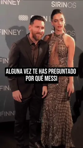 ✨👀 ¿Te has preguntado por qué Messi siempre guarda distancia en las fotos con mujeres? 🤔 Los fans lo han notado y Leo tiene una razón sorprendente. 🤯 Descubre la historia detrás de su prudencia y cómo protege su vida personal y profesional. ¡No solo es un crack en el fútbol, sino también en la vida familiar! ⚽👨‍👩‍👧‍👦 💬 ¿Qué opinas de esto? Déjanos tu comentario y síguenos para más historias increíbles. 👇 Si aún no nos sigues, ¡probablemente nunca volverás a vernos! Si lo haces, ¡felicitaciones, estás creciendo cada día! 🚀✨ #Messi #Respeto #Familia #Curiosidades #Fútbol #fyp #viral