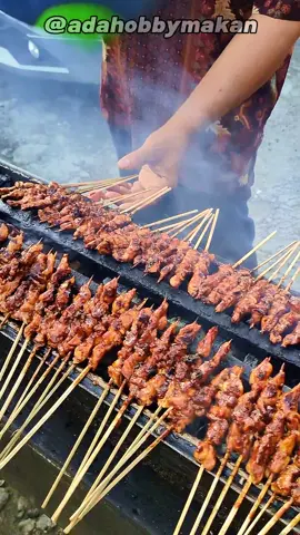 SATE AYAM MADURA GEROBAKAN BIKIN MELELEH! MANTUL BANGET! 🤤 . . #adahobbymakan #borneostreetfood 