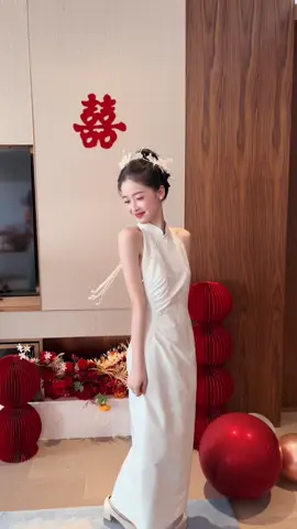Lễ đính hôn thật tuyệt vời trong một chiếc váy sườn sám Trung Quốc 订婚穿旗袍这么惊艳！#备婚 #敬酒服 #旗袍敬酒服 #订婚旗袍 #新中式#suonxamtrunghoa #suonxamtrungquoc #wedding #chinesewedding 