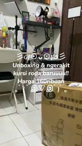 yang mau kembaran kursinya sama aku bisa cek di link milkshake aku di bio ya! (Msha.ke/penggwens) >> swipe kanan 2x >> produk nomor 21 ☀️ #kursibelajar #kursiroda #rekomendasi #murah #affordable #putihabuabu #unboxing #ngerakit #budget #roomdecor #desksetup #tutorial   
