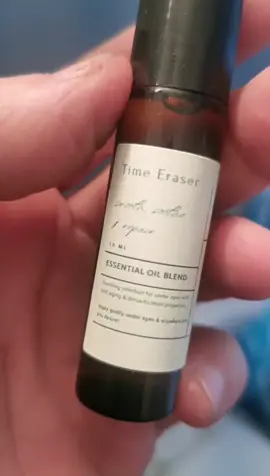 I love this castor oil and frankincense oil under eye rollerball！