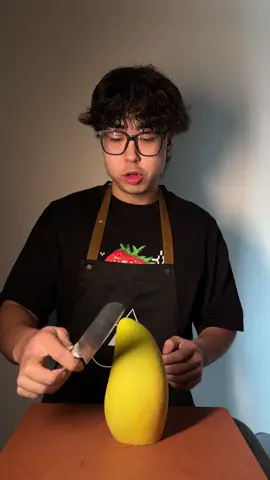 Little sis knife vs expensive mango. #fyp #satisfying #mango #knife #knifesharpening #knifesharpener 