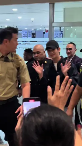 NANDITO NA ANG ASAWA NG BAYAN 😍 Filipino fans shrieked in joy as they welcomed South Korean actor Kim Soo-hyun back to the Philippines at the Ninoy Aquino International Airport Terminal 1 on Friday. One of the lucky fans who were able to see their idol land in the country caught the momentous occasion on video as the South Korean star went out of the Arrivals area at around 10 PM on June 28, 2024. 