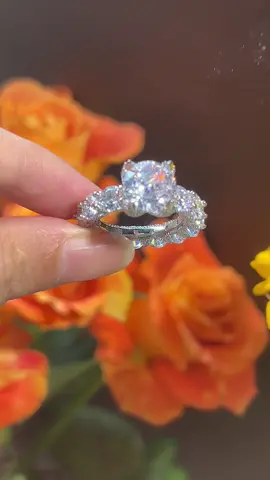 What a big ring #giftideas #jewelry #metfine #tiktok #fpyシ #fpy #ring #wedding 