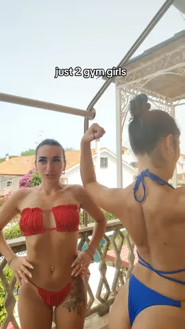 sii la schiena è da lavorare come l'addome #fakebodyy⚠️ #fakesituation 
