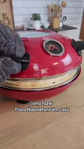 PIZZA NAPOLETANA EM CASA 😱 Assunto sério, vocês já usaram esse Forno Elétrico para Pizza? 🍕 Eu nunca tinha usado e sinceramente, depois dele percebi que minhas pizzas caseiras foram para outro nível 😋 Esse Forno de Pizza Davvero da marca Labravia tem duplo aquecimento, temperatura que chega à 450ºC e a pizza é assada na pedra. Ou seja, é a única forma de você conseguir fazer uma pizza macia por dentro, crocante na borda e com alvéolos incríveis 👩🏻‍🍳   Já marca a pessoa que adora pizza para ver isso 🥰 INGREDIENTES 400 gr de farinha de trigo Sal 5 gr de fermento químico Sal Pimenta Manjericão 200 gr de queijo muçarela ou parmesão 400 gr de tomate pelado MODO DE PREPARO Antes de usar o Forno Elétrico Labravia pela primeira vez, posicione as funções de temperatura no nível 5 e deixe ligado por 10 minutos. Na tigela coloque 250 ml de água, uma pitada de sal e misture. Adicione 200 gr de farinha de trigo e o fermento, misture bem. Junte o restante do trigo e sove por 5 minutos. Cubra e deixe descansar por 30 minutos. Molhe as pontas dos dedos com água e puxe as laterais da massa. Puxe da lateral para o centro. Cubra e deixe descansar até dobrar de volume. Enquanto isso, abra a lata de tomate pelado, coloque em uma tigela e corte grosseiramente para conseguir o molho. Se preferir, pode bater os tomates para um molho mais líquido. Tempere com sal e pimenta. Deixe o forno pré aquecendo enquanto prepara o recheio. Lembre-se de polvilhar fubá ou trigo na pedra antes de colocar a pizza para assar. Abra a massa em uma bancada enfarinhada. Cubra com o molho e por cima, o queijo. Finalize com folhas frescas de manjericão. Leve para a pedra do forno, tampe e deixe assar em temperatura 5 por 3 minutos. #pizza #pizzanapoletana #pizzacaseira #imeltron #pizzaemcasa #fornoeletrico #fornodepizza #fornoeletricopizza #receitas #receita #brucalderon #labravia