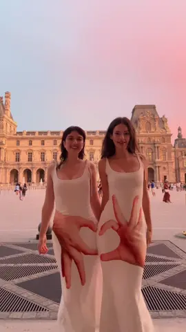 besties don’t copy, they match 🫶🏼 #bestfriend #paris #fitcheck  