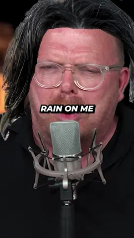 Dennis Schouten is fan van Kane. Jan Roos heeft er een hekel aan en imiteert hem: ‘Rain on me’ #kane #janroos #dennisschouten 
