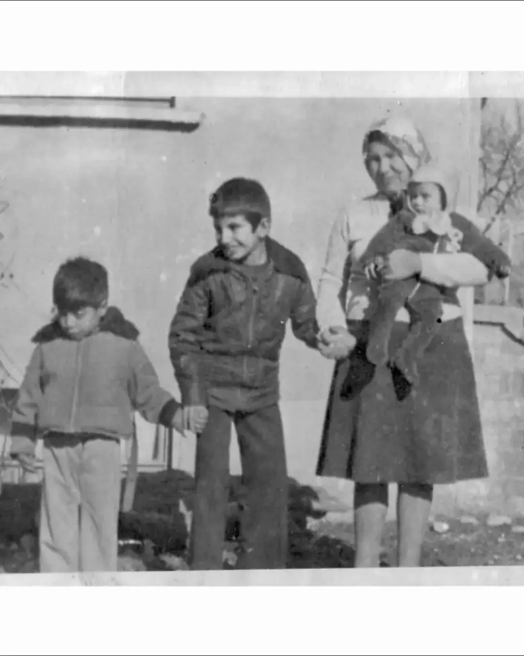 Bir gurbetçi evladı olarak bende burada sizlere annem ve babamın hikayesinden bahsetmek istiyorum. Annem Kamile Erdemir ve babam Mehmet Erdemir Isparta Uluborlu’da tanışıp 1967 yılında evlenmişler. Babam öğretmen olarak ilk yıllarında Kars ve Mardin köylerinde öğretmenlik yapmış, 1968 yılında da abim Gürkan dünyaya gelmiş. Abim 1,5 yaşındayken menenjit hastalığı geçirerek maalesef zihinsel engelli oldu, teşhisi 100%, yanı kimseyi tanımıyor ve konuşamıyor ve kendi kendine bakamıyor. Dolayısıyla hep bir bakıcıya muhtaç yaşadı şu ana kadar. Annem o dönemlere TV’de bir siyah beyaz filmi izliyor, bu filmde kör ve dilsiz bir kızın nasıl eğitildiği konu ediliyor. Annem o günden itibaren babama, imkân olsa da yurtdışında oğlumuzu eğitecek kurumlar bulup onun için oralara gitsek diye söylemeye başlıyor. Babam benim doğduğum 1974 yılına kadar Afyon Nuribey köyünde okulda müdürlük yapıyor. Daha sonra yurtdışına öğretmen olarak gidebilmek için birkaç kez imtihanlara giriyor. Nihayetinde 1979 yılında Almanya Karlsruhe Ettlingen şehrine öğretmen olarak 5 yıllık gelme hakkı kazanıyor.  Bir yıl sonra annemi, Gürkan abimi beni ve kardeşim Hasan’ı da yanında götürüyor. Hep beraber Nürnberg şehrine yerleşiyoruz ve babam orada Türkçe öğretmeni olarak görevine devam ediyor. Abim Gürkan bakım evinde çok güzel bir şekilde eğitim alıyor, ben ilkokul birinci sınıfa başlıyorum, kardeşim de bebek zaten. 5 yıl sonra babamın görev süreci bitiyor ve bizim ilk kalma mücadelemiz başlıyor. Yetkililere Türkiye’de henüz zihinsel engelliler için bakım evlerinin bulunmadığından dolayı Gürkan abimin bakım ve eğitimi için Almanya’da kalmak istediğimizi belirtiyoruz ve bir beş yıl daha babamın görevi uzatılıyor. Annem 1987 yılında bizim gibi engelli çocukların velileriyle birlikte ilk önce buluşmalara başlıyor ardından Türk-Alman Engelilleri Entegrasyon Derneğini Nürnberg’de kuruyor. İkinci beş yılımız dolduktan sonra o dönemin Bavyera Eyalet Başkanının yanına çıkarak ailemizin özel durumunu, dernek çalışmalarını anlatarak özel oturum izi istiyoruz ve isteğimiz kabul görüyor, süresiz oturum ve çalışma izini alabiliyoruz hepimiz.  Annem dernek başkanlığın tam 35 yıl sürdürüyor ve bir sürü kurum kuruluş, devlet yetkililerden ve Belediye başkanlarından takdir ve övgüler kazanıyor. Aldığı ödüller: Bayerischer Verdienstkreuz, Bürgermadallie der Stadt Nürnberg, TC. Başbakanı tarafından takdir nişanesi.   Babam 2011 yılında emekli olasıya kadar öğretmenliğe devam etti, şu an annemle birlikte emekliğini hem Türkiye’de hem de Nürnberg’de sürdürüyor. Sağlıkları çok şükür iyi durumda. Abim Gürkan ise halen Bakımevinde çok güzel bakılıyor ve eğitim alıyor. Ben ise Nürnberg Eğitim fakültesinden mezun olduktan sonra, Avusturya’ya eşim ve çocuklarımla birlikte yerleşerek Viyana’da lise de din dersi öğretmeni olarak KPH/Wien Krems Yüksekokulunda ise öğretim üyesi olarak çalışmaktayım. 5 çocuğum ve 4 torunum var. Kardeşim Hasan’da evli, 3 çocuğu var ve yazılımcı olarak çalışmakta. Biz çocuklarını düşünüp onların eğitimiyle ve dertleriyle her an ilgilenen annem ve babama minnetlerimi sunar, onlara teşekkür eder, Allah razı olsun diye dua eder, ellerinden öperim.  Rabbim tüm gurbetçilerimizden razı olsun, Annem babam dahil herkese sağlık sıhhat ve huzurlu bir yaşam dilerim. Erkan Erdemir, Viyana ©️Almanci'24 ——— 🟦 Sizlerin'de Fotoğraf, Video ve Hikayelerinizi Paylaşmak isteriz, özelden bize Mesaj atın. #almanci #almancı #almanya #alamancı #gurbetçi #mannheim #berlin #frankfurt #stuttgart #hamburg #köln #duisburg #münchen #münih #gurbet #gurbetci #türkiye #brüksel #viyana #wien #istanbul #ankara #izmir #bursa #ausländer #bremen #gelsenkirchen #düsseldorf #sılayolu #augsburg