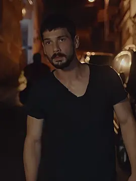 Hafsanur ve Deniz Can'ın tanıştıkları ve sonrasında 3,5 yıl sevgili oldukları dizi 🥹❤️ keşke ayrılmasalardı inanılmaz uyumlu bi çiftlerdi 🥺🥺 Dizide de bence oyuncular ve karakterleri çok iyiydi ama 7-8 bölümden sonra senaryoyu pek yönetemediler, zaten 16. bölümde de final yaptı. Ama yine de yazın izliycek dizi arıyosanız gözatabilirsiniz, çünkü uyumları çok güzeldi.💖✨️ #hafsanursancaktutan #denizcanaktas #aşkağlatır #adayusuf #yusufada #askaglatir #hafsanurdenizcan #fypage 