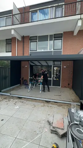 🌿✨ Bij SNL Veranda hebben we onlangs een prachtige aluminium tuinkamer geplaatst in Spijkenisse! 🌞🏡  Met een aluminium tuinkamer geniet je het hele jaar door van je tuin, ongeacht het weer. De voordelen op een rijtje: 🔹 **Duurzaamheid**: Aluminium is weerbestendig en gaat jarenlang mee zonder onderhoud. 🔹 **Modern design**: Strakke en stijlvolle uitstraling die perfect past bij elke tuin. 🔹 **Veel licht**: Grote glaspartijen zorgen voor een overvloed aan natuurlijk licht. 🔹 **Verhoogde waarde**: Een tuinkamer voegt waarde toe aan je woning. Klaar om jouw buitenruimte naar een hoger niveau te tillen? Neem contact met ons op voor meer informatie! 🌿✨ #SNLVeranda #AluminiumTuinkamer #BuitenLeven #TuinInspiratie #Spijkenisse #Duurzaamheid #ModernWonen #Tuinkamer 