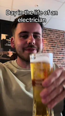 Day in the life of an electrician #electrician #electriciansoftiktok #sparky #electricianlife #fypシ #dayinmylife #dayinthelife #Vlog 