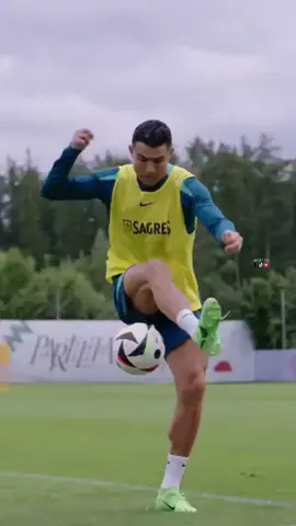 ⚽🔥 Cristiano showing how to do some skills in training / کریستیانو رونالدو در حال آموزش حرکت تکنیکیش به بازیکن های پرتغال #CR7 #CR7IR #Portugal #Germany #EURO2024