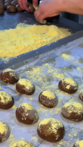 O pão australiano é uma delícia irresistível, uma crosta escura e crocante esconde uma massa macia, levemente doce e cheia de sabor. Perfeito com manteiga derretida, ele proporciona uma experiência de conforto e prazer em cada mordida. #paoaustraliano #pao #bread #paozinho #paoquente #panificacao #padariamichelli #padariamichellioficial #foodlovers 