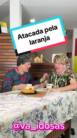Geni foi atacada por uma laranja. #laranja #coxinha #feijoada #maedepet #apraçaénossa #humorbr #piada #engraçado #humor #fofoca #vaidosas #melhoridade #terceiraidade #humorbrasil #autoajuda #comédia #amizade #café #vaidosas  #xaudepressao #terapiadiaria #terapia #cafeidosas #engraçado #rir