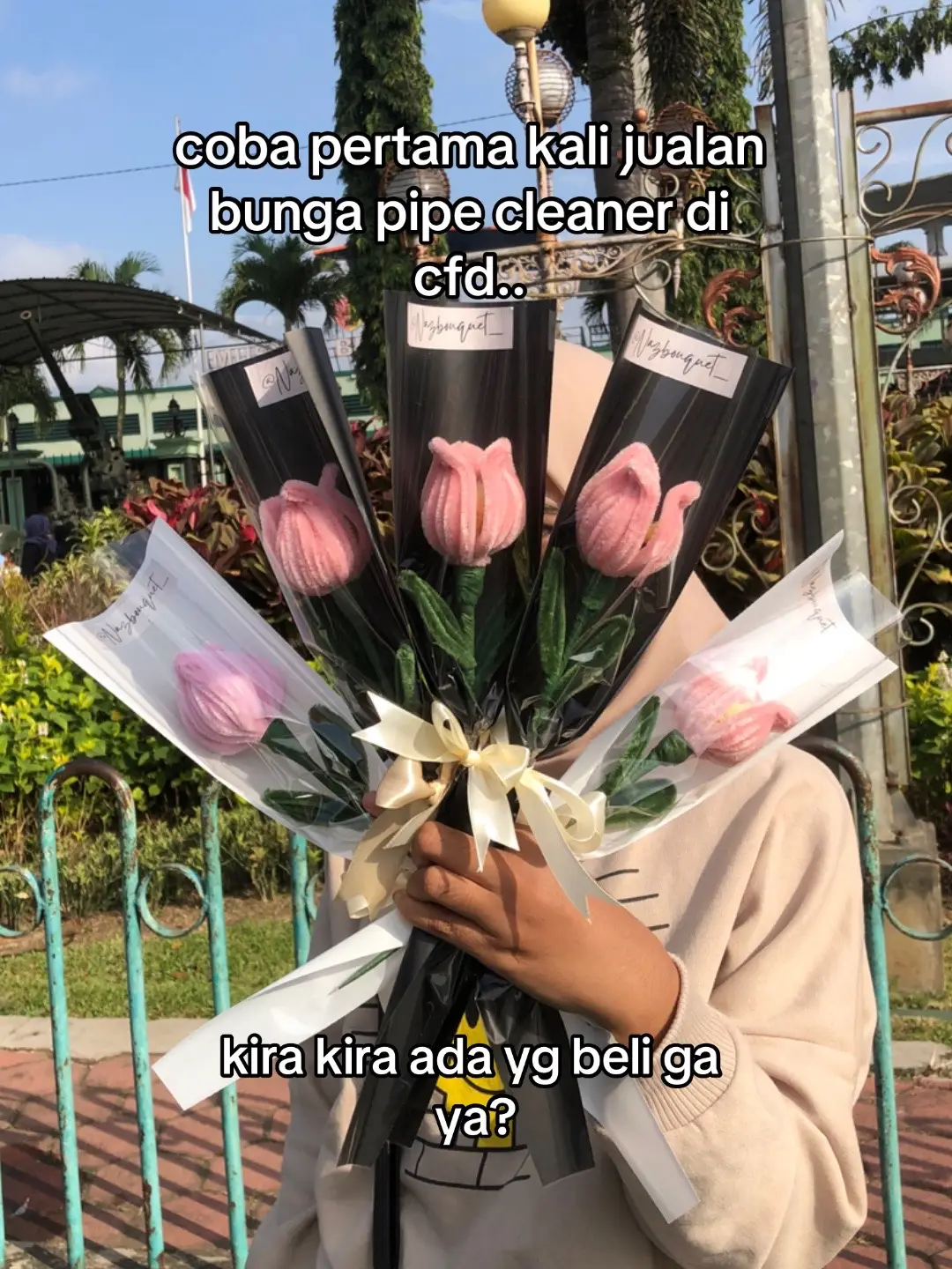 jualan buket di cfd?!????  #cfd #cfdmalang #buketpipecleaner #buketbunga #bungapipecleaner #bungakawatbulu #kawatbulu #fyp 