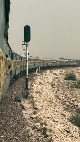 Vibes to hai ♥👑 Repost krtay jao sab♥ #whistle #fyp #viralvideo #dontunderreviewmyvideo #trainlover #railway #railwaystation #worldwide #haseebphotography #viralha #trains #trainstatus 