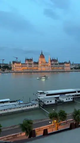 The mesmerizing Hungarian Parliament Building! ❤️🌃 Video by @Norbert Lepsik  #budapest #hungary #budapesthungary #budapestguide #budapesten #budapesttravel #budapesttips #budapestvibes #visitbudapest #visithungary #budapestparliament #hungarianparliament 