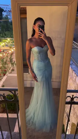 Obsessed ✨🤍 #lebaneseweddings #weddingtiktok #beirut #fyp #greenlover #outfitinspo #lebanon #fashionvideos 