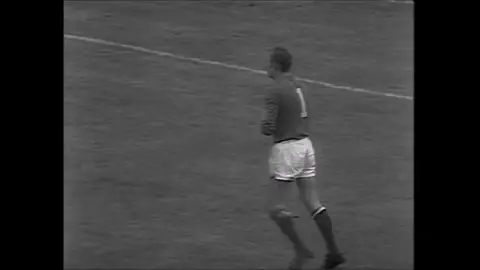 Arsenal 4 - 0 Man Utd - First division - 1970/71 #arsenalhistory #arsenal #doublewinners1971 #bertiemee#manutd #manchesterunited #radford #johnradford #hattrick #georgegraham #firstdivision (classic arsenal vs man utd highlights)