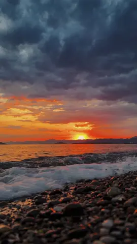 Please stay and look at this incredible sunset 🌅 #seaview #sunsetview #seawaves #atmospheric #travelturkey #turkey #beautifulsunset #MediterraneanSea #seasunset 