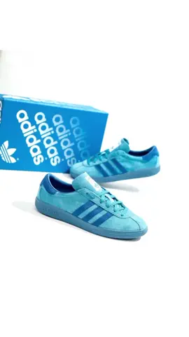 'ADIDAS BALI ISLAND OF THE GODS' Awalnya dirilis pada tahun 1977, pendekatan desainnya yang tak lekang oleh waktu melambangkan segala hal yang disukai dari brand ini. Ketertarikan terhadap produk yang lebih tinggi dirilis ulang Adidas Originals Bali ‘Island Series’ dengan eksekusi luar biasa yang Anda harapkan dari ‘la marque aux trois bandes’. Bagian atas berbahan suede premium membuatnya tetap berkelas, sementara bagian bawahnya tetap dengan outsole karet bercap Trefoil klasik yang akan membawa Anda dari Bournemouth ke Bali dan kembali lagi. Perforated box yang sesuai zaman melengkapi rilisan ini dengan detail penuh perhatian yang telah diciptakan kembali dengan penuh kasih. Adidas Originals Bali “Island Series” (Tactile Steel/Dark Marine/Chalk Blue) IG6195 Start from: IDR 2.999.000,- Ready Stock & Pre-order! #adidassamba #adidascityseries #adidasbali #casualoutfits 