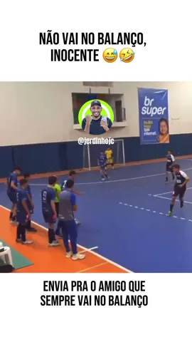 Todo mundo tem um amigo que sempre vai na balançada 🤣 Esse foi no balanço e acabou ficando no chão. Que drible lindo 🤩 Daquelas jogadas que todo mundo que ama futebol vai gostar. Esse cara tem recursos demais!  😍⚽️ Marque aquele amigo que sempre cai nessas! 👇🔥 #Futebol  #Futsal #Football #Golaço #Dribles #JogadasBonitas #GolDePlaca #FutebolArte #LancesBonitos #FutebolAmador #FutebolDeVárzea #HumorNoFutebol #LancesEngraçados #RisadasNoFutebol #ResenhaNoFutebol #Viral #reelsbrasil 