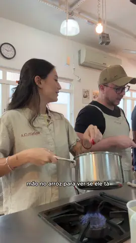 Me desafiei a aprender coisas diferentes e sair um pouco da zona de conforto e eu tô amando! Fiz o curso de risoto da @risodilola e aprendi MUITO! 🍚 • O curso custou R$430 - inclui almoço, apostila de receitas e certificado digital. A próxima turma de SP já tem data marcada: 25/07, e pra participar é só entrar no Instagram da chef 👩‍🍳 #vaisozinhamesmo #risoto #cozinhar #receita 