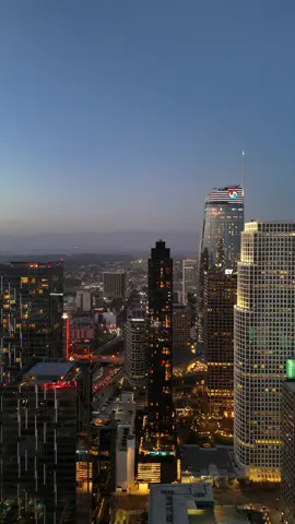 Escena expectaculsr de los angeles al atardecer, desde arriba se ve tan expectacular #la #losangeles #cali #socal #socallife #socaladventures #adventuretime #edificios #citylife #city #sky #hotels #skyscraper 