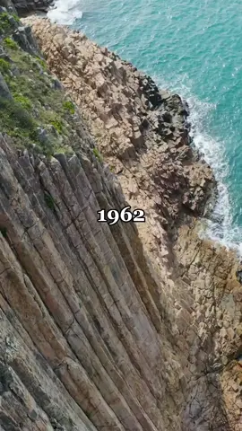 Gülme Salgını: Tanzanya'da Gerçekleşen Şaşırtıcı Olay 1962 yılında Tanzanya'da, bir kız okulunda başlayan ve tüm bölgeyi etkileyen inanılmaz bir gülme salgını yaşandı. Kitlesel histeri olarak bilinen bu olay, yüzlerce insanın kontrolsüz şekilde gülmesine neden oldu ve okulların kapanmasına kadar vardı. Bu ilginç olayı keşfedin! #GülmeSalgını #Tanzanya1962 #KitleselHisteri #İlginçOlaylar #Tarih #Psikoloji 