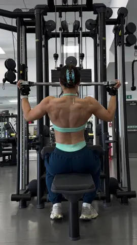 and now its my fave thing to train :) #real #backday #GymTok #girlswholift #gymprogress #pump #back  Second fit: @DFYNE code: ARIANE 💙