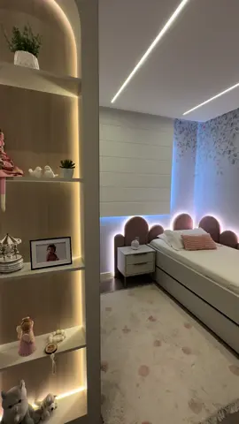 Um verdadeiro encanto 🩷 Um projeto cheio de soluções sob medida e um design atemporal que permite adaptar o espaço de modo que ele acompanhe o crescimento de nossa mini cliente, afinal, um mobiliário de alta durabilidade não precisa ser substituído a cada fase da criança. Mais uma das várias vantagens que os móveis sob medida proporcionam! ☑️ Veja mais na rede vizinha: @jovamilambientes  Fale conosco clicando no link da Bio. 📲