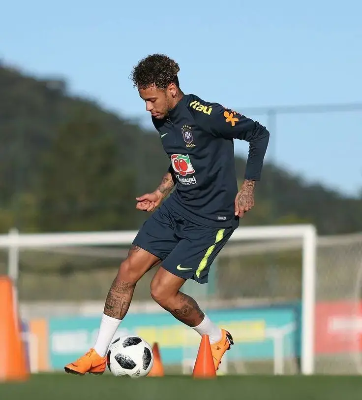 #neymarjr #⚽️⚽️⚽️⚽️⚽️ #🇧🇷🇧🇷🇧🇷 #neymar #fotofootball🎥📸 #football #⚽️❤️ @Pedro n' 🅱️ @EpicKakashi10 @rczn pik d' choco @I'am Kaká 🪄🦖⚽ 